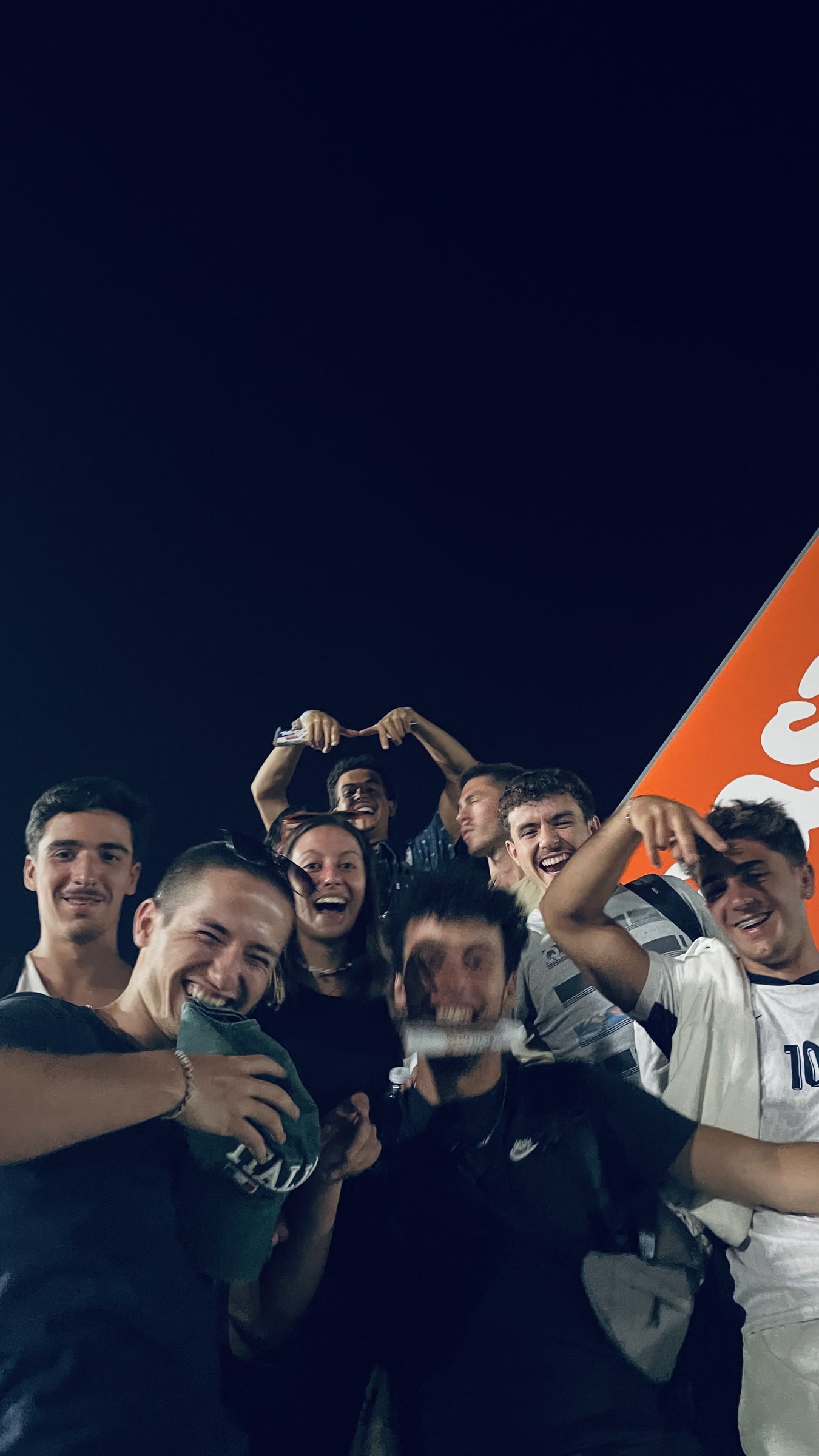 Amigos juntos junto ao avião, à noite, antes de regressar